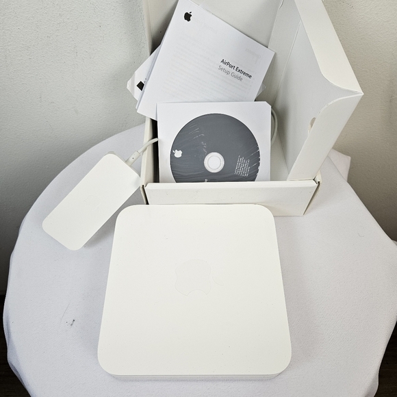 Apple AirPort Extreme MA073LL/A A1143 802.11n Wi-Fi Wireless Base Station - Picture 1 of 7